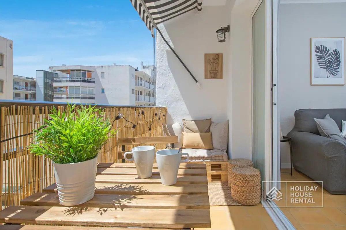 Cosy 3-Bedroom Apartment For 6-8 People Just 50M From The Beach Салоу Екстериор снимка