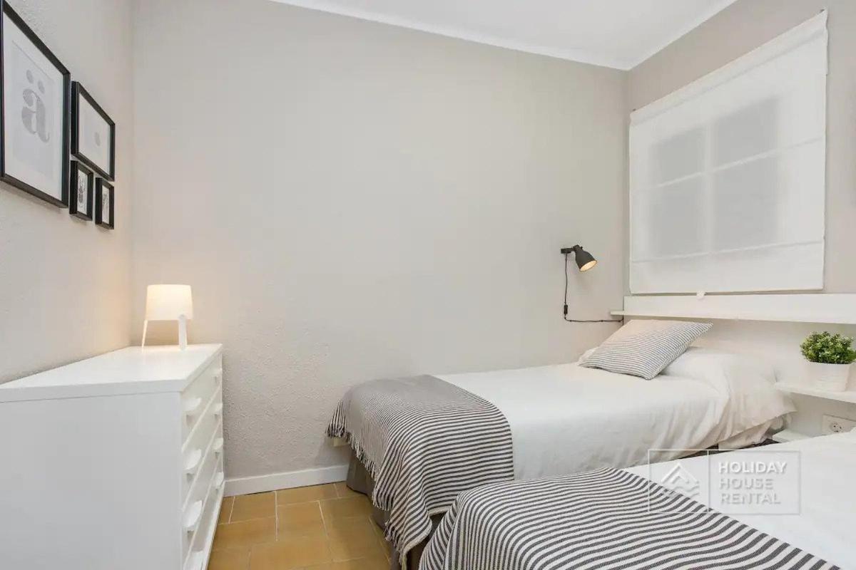 Cosy 3-Bedroom Apartment For 6-8 People Just 50M From The Beach Салоу Екстериор снимка