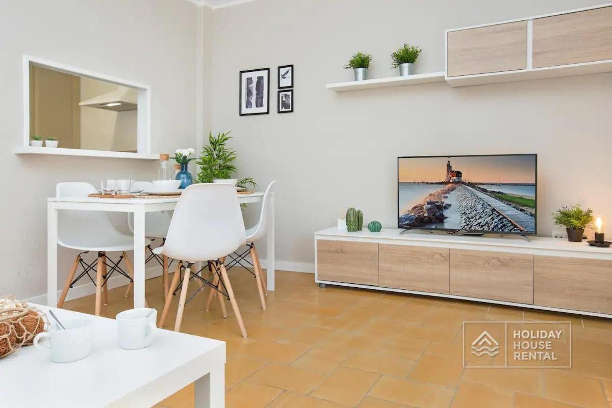 Cosy 3-Bedroom Apartment For 6-8 People Just 50M From The Beach Салоу Екстериор снимка