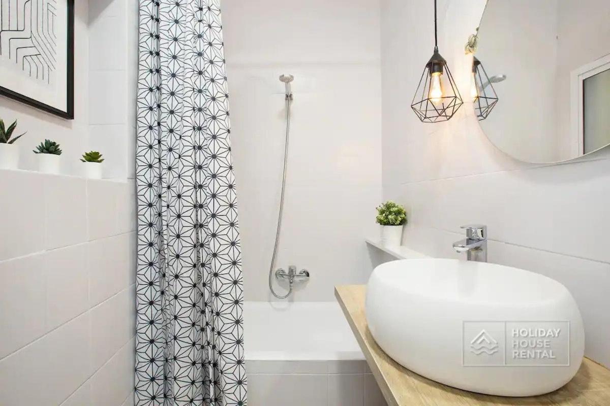 Cosy 3-Bedroom Apartment For 6-8 People Just 50M From The Beach Салоу Екстериор снимка